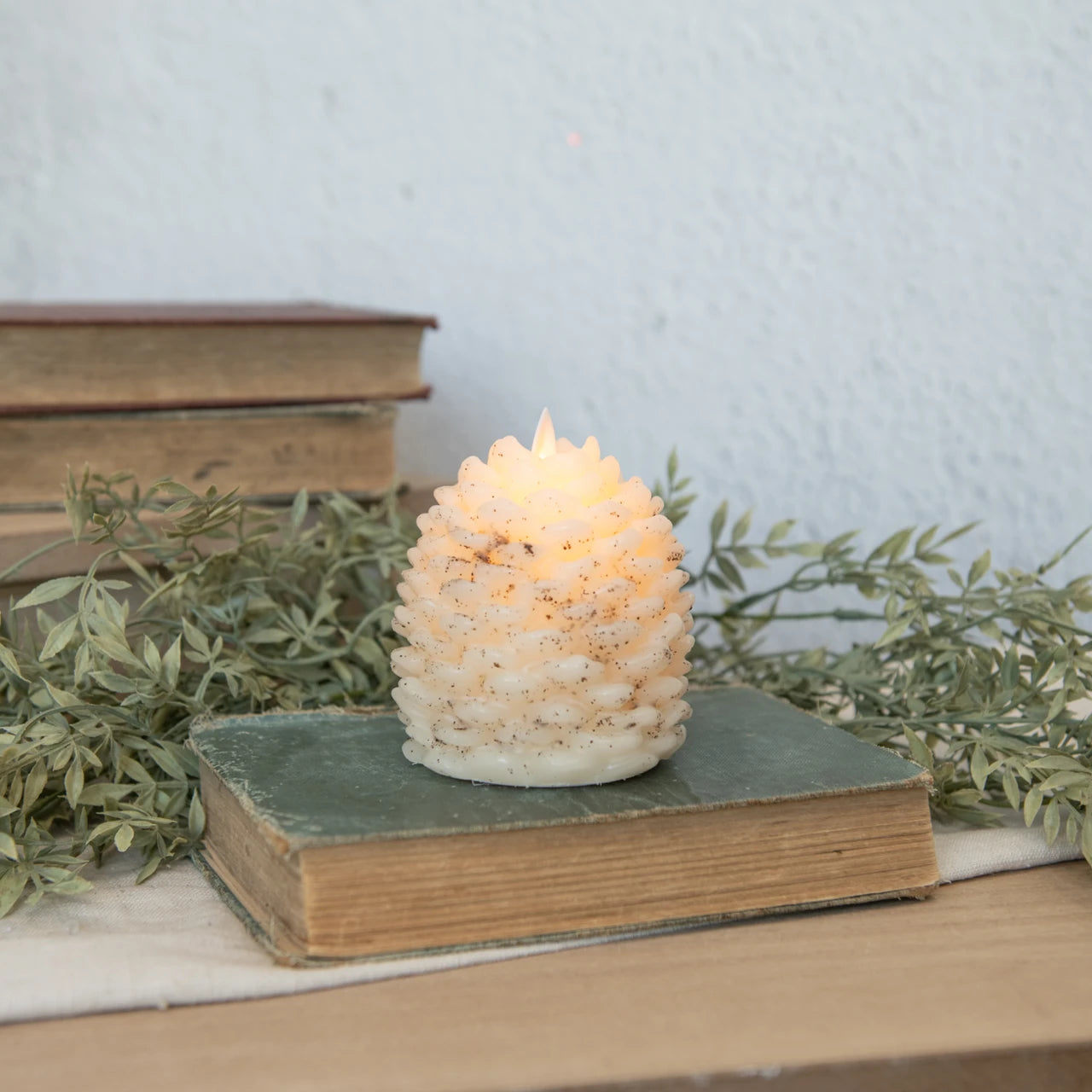 4.25 Moving flame Cream Pinecone Candle